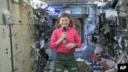Astronot NASA, Peggy Whitson memberikan keterangan melalui video dari dalam Pesawat Antariksa Internasional (ISS), 13 April 2017 (Foto: dok).