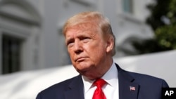 លោក​ប្រធានាធិបតី ដូណាល់ ត្រាំ ថ្លែង​ទៅ​កាន់​អ្នក​សារព័ត៌មាន នៅ​ពេល​លោក​ចាកចេញ​ពី​សេតវិមាន កាលពី​ថ្ងៃទី១ ខែឧសភា ឆ្នាំ២០២០។