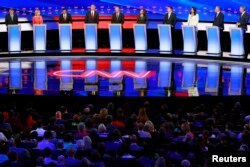 បេក្ខជន​ដែល​ចូល​រួម​ក្នុង​ការ​ជជែក​ដេញ​ដោល​ដើម្បី​បាន​បេក្ខភាព​សម្រាប់​ការ​បោះ​ឆ្នោត​ប្រធានាធិបតី​អាមេរិក ពី​គណបក្ស​ប្រជាធិបតេយ្យ កាល​ពី​ថ្ងៃ​ទី​៣១ កក្កដា​ ២០១៩។