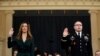 Jennifer Williams, assistante du vice-président Mike Pence (g) et le lieutenant colonel Alexander Vindman, adjoint du Conseil de sécurité nationale devant le Comité du renseignement de la Chambre des représentants du Capitole à Washington, le 19 novembre 2019.