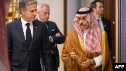 Menteri Luar Negeri Saudi Pangeran Faisal bin Farhan (kanan) menerima Menteri Luar Negeri AS Antony Blinken di Jeddah. (Foto: Kemenlu Saudi/AFP)