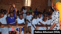 Sarah Sanyu, directrice de la Parents Care Infant Academy, donne une leçon à l'école primaire supérieure de Makindye-Kampala, en Ouganda. 