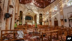Gereja Katolik St. Sebastian di Negombo, sebelah utara Kolombo, Sri Lanka pasca ledakan bom hari Minggu (21/4). 