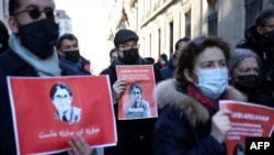 پیرس میں خواتین فریبا عادل خواہ کے حق میں مظاہرہ کر رہی ہیں۔