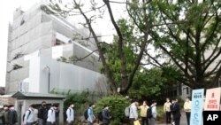 20일 한국 서울의 경복고등학교 정문에서 고3 학생들이 체온 측정을 위해 줄 서 있다. 