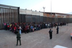 U.S. Border Patrol agents keep watch on a large group of migrants who they say were attempting to cross the U.S.-Mexico border illegally, in El Paso, Texas, May 29, 2019.