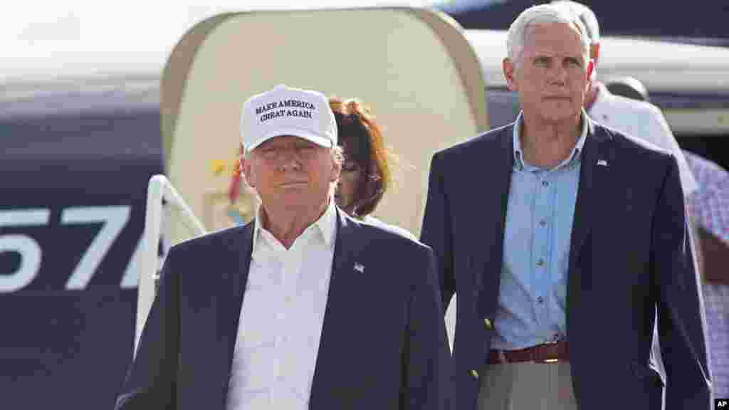 Le candidat républicain Donald Trump et son colistier, Mike Pence, descendent de l&#39;avion, Baton Rouge, Louisiane, le 19 août 2016.