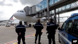 Sécurité à l'aéroport Roissy-Charles De Gaulle, Paris, France, le 17 avril 2016. A. (AP Photo/Francois Mori)