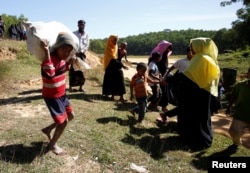 Rohingya refugees approach the Kutupalang Refugee Camp after illegally crossing the Myanmar-Bangladesh border in Cox’s Bazar, Bangladesh, Nov. 21, 2016.