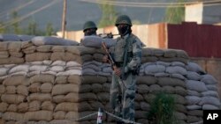 سری نگر کے مضافات میں عسکریت پسندوں کے ساتھ جھڑپ کے ایک مقام پر بھارتی سیکیورٹی فورس کے اہل کار کھڑے ہیں۔ 20 مئی 2020