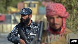 수염을 기른 탈레반 전투요원들이 지난 10월 아프가니스탄 수도 카불 시내 검문소에서 근무하고 있다. (자료사진)