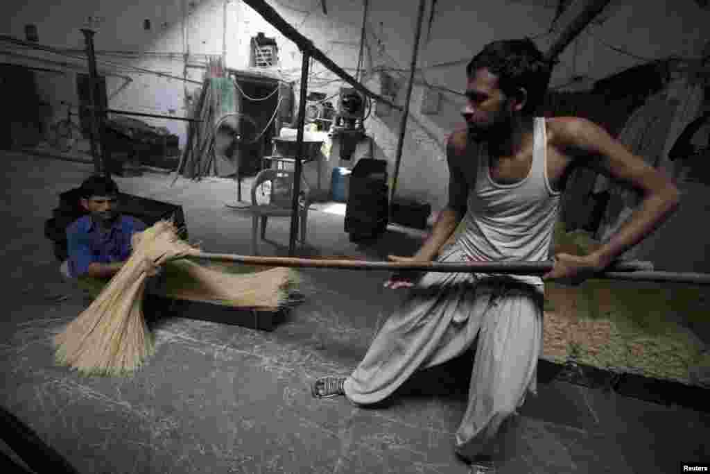 Men prepare vermicelli, a specialty eaten during the Muslim holy month of Ramadan, to be dried in a makeshift oven at a factory in Rawalpindi, Pakistan, July 16, 2013. 