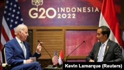 Presiden AS Joe Biden ketika bertemu dengan Presiden Joko Widodo jelang KTT G20 di Bali, 14 November 2022. (Foto: REUTERS/Kevin Lamarque)