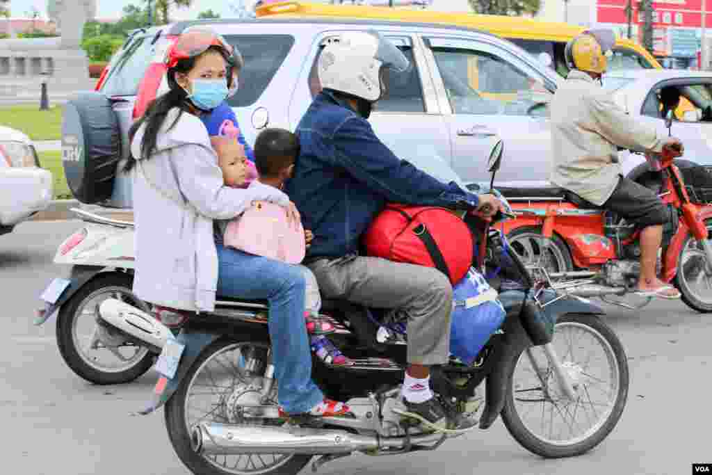 ទិដ្ឋភាព​ទូទៅ​ នៃ​ការធ្វើ​ដំណើរ​​ទៅ​ស្រុក​កំណើត​របស់​ប្រជាពល​រដ្ឋ​កម្ពុជា​ នា​ឱកាស​ បុណ្យ​ភ្ជុំបិណ្ឌ ក្នុងរាជធានី​ភ្នំពេញ​ កាល​ពីថ្ងៃ​ទី​៣០ ខែកញ្ញា​ ឆ្នាំ​២០១៦​។​ (ហ៊ាន សុជាតា​/ VOA)