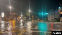 Mitaa ikiwa imejaa maji kufuatia kimbunga Idalia kikiwa Florida.