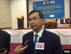 លោក​ គួយ​ ប៊ុនរឿន​ អនុប្រធាន​គណៈកម្មាធិការ​ជាតិ​រៀប​ចំការ​បោះឆ្នោត​ថ្មី​ ផ្តល់​បទ​សម្ភាសន៍​ដល់​ក្រុម​អ្នក​សារព័ត៌មាន​ បន្ទាប់ពី​កិច្ចប្រជុំ​ពិគ្រោះ​យោបល់​ស្តី​ពី​ការ​រៀបចំ​បទបញ្ជា​ និង​នីតិវិធី​សម្រាប់​ការ​ចុះ​ឈ្មោះ​បោះឆ្នោត​ និង​រៀប​ចំ​បញ្ជី​បោះឆ្នោត​ថ្មី​ ឆ្នាំ​ ២០១៦​ ដែល​ធ្វើ​ឡើង​នៅ​ឯ​ភោជនីយដា្ឋន​ទន្លេបាសាក់​២ កាល​ពីថ្ងៃ​ទី២៨​ ខែ​មករា​ ឆ្នាំ​២០១៦។ (ហ៊ុល​ រស្មី​/​VOA Khmer)