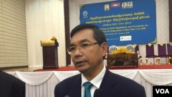 NEC Deputy Director Kouy Bunroeung told reporters afterward that the agency will push to establish new voter lists “as soon as possible.” (Photo: Hul Reaksmey/VOA Khmer)