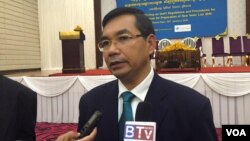 រូបឯកសារ៖ លោក​ គួយ​ ប៊ុនរឿន​ អនុប្រធាន​គណៈកម្មាធិការ​ជាតិ​រៀប​ចំការ​បោះឆ្នោត​ថ្មី​ ផ្តល់​បទ​សម្ភាសន៍​ដល់​ក្រុម​អ្នក​សារព័ត៌មាន​ បន្ទាប់ពី​កិច្ចប្រជុំ​ពិគ្រោះ​យោបល់​ស្តី​ពី​ការ​រៀបចំ​បទបញ្ជា​ និង​នីតិវិធី​សម្រាប់​ការ​ចុះ​ឈ្មោះ​បោះឆ្នោត​ និង​រៀប​ចំ​បញ្ជី​បោះឆ្នោត​ថ្មី​ ឆ្នាំ​ ២០១៦​ ដែល​ធ្វើ​ឡើង​នៅ​ឯ​ភោជនីយដា្ឋន​ទន្លេបាសាក់​២ កាល​ពីថ្ងៃ​ទី២៨​ ខែ​មករា​ ឆ្នាំ​២០១៦។ (ហ៊ុល​ រស្មី​/​VOA Khmer)