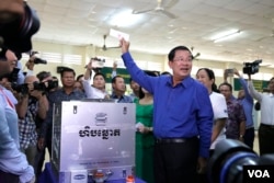 រូបឯកសារ៖ លោក​ ហ៊ុន​ សែន នាយក​រដ្ឋមន្ត្រី​នៃប្រទេស​កម្ពុជា ​លើកសន្លឹកឆ្នោត​បង្ហាញទៅ​អ្នក​សារព័ត៌មាន​ជាតិ​ និងអន្តរជាតិ​បញ្ជាក់ពី​ការ​ចូលរួម​បោះឆ្នោត​ជ្រើសរើស​ក្រុម​ប្រឹក្សា​ឃុំ-សង្កាត់, នៅ​ខេត្ត​កណ្តាល​នៅថ្ងៃទី​៤​ ខែ​មិថុនា​ ឆ្នាំ២០១៧។ (ខាន់​ សុគុំមនោ​/VOA)