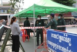 រូបឯកសារ៖ អាជ្ញាធរកំពុងរឹតបន្តឹងការធ្វើដំណើរក្នុងរាជធានីភ្នំពេញ ក្នុងអំឡុងពេលបិទខ្ទប់ក្នុងរាជធានីភ្នំពេញ ដើម្បីទប់ស្កាត់ការឆ្លងរាលដាលនៃជំងឺកូវីដ១៩ នៅថ្ងៃទី១៥ ខែមេសា ឆ្នាំ២០២១។ (កាន់ វិច្ឆិកា/វីអូអេ)