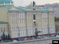 莫斯科的罗斯石油公司总部。这家公司负责向中国出口石油。罗斯石油公司目前债务缠身，需要融资。但这家公司也被西方列入制裁名单中。(美国之音白桦 拍摄)