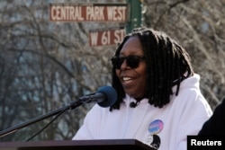 Aktris Whoppi Goldberg hadir dan memberikan berbicara di pawai Women's March, di New York, 20 Januari 2018.