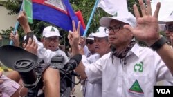 The party leader of Grassroot Democracy Party (GDP) campaigns for the upcoming national election, Phnom Penh, Cambodia, July 10, 2018. (Khan Sokummono/VOA Khmer)
