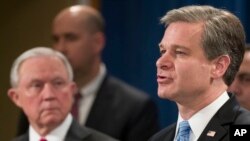 Direktor FBI-a Kristofer Vrej i sekretar za pravosuđe Džef Sešns na konferenciji za novinare