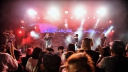 ក្រុម​តារាចម្រៀង​ថៃ ដែល​ច្រៀង​ប្រឆាំង​នឹង​របប​ផ្ដាច់ការ សម្ដែង​នៅ​លើ​ឆាក​ប្រគុំតន្ត្រី​មួយ ក្នុង​អំឡុងពេល​នៃ​ការ​ប្រមូលផ្ដុំ​គ្នា​ដើម្បី​គាំទ្រ​លទ្ធិប្រជាធិបតេយ្យ​នៅ​ឯ​សាកលវិទ្យាល័យ Thammasat ប៉ែក​ខាង​ជើង​ទីក្រុង​បាងកក ប្រទេស​ថ្ងៃ ថ្ងៃទី១០ ខែសីហា ឆ្នាំ២០២០។