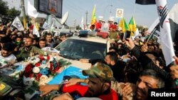 Para pelayat yang menghadiri pemakaman Mayjen Qassem Solimani, kepala unit elit Pasukan Quds, yang tewas dalam serangan udara AS di bandara Baghdad, Irak, 4 Januari 2020. (Foto: Reuters)