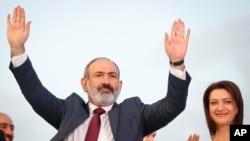 Perdana Menteri terpilih Armenia Nikol Pashinyan menyapa para pendukungnya dalam pawai kemenangan setelah memenangkan pemilu di Yerevan, Armenia, Senin, 21 Juni 2021. (Foto: Sergei Grits/AP)