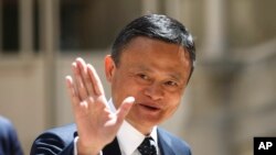 Pendiri grup Alibaba, Jack Ma, tiba di sebuah KTT di Paris, 15 Mei 2019. (Foto: AP)