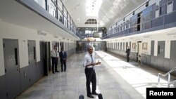 Obama Oklaxoma shahridagi qamoqxonani ko'zdan kechirmoqda, 16-iyul, 2015-yil