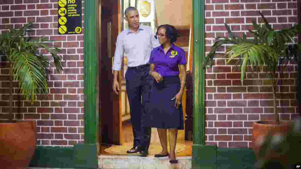 Shugaba Barack Obama ya ziyarci gidan &#39;Bob Marley&#39; a Jamaica, Afrilu 8, 2015.
