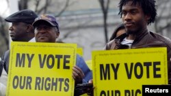 Aktivisti za pravo glasa protestuju ispred Vrhovnog suda u Vašingtonu (arhivski snimak)