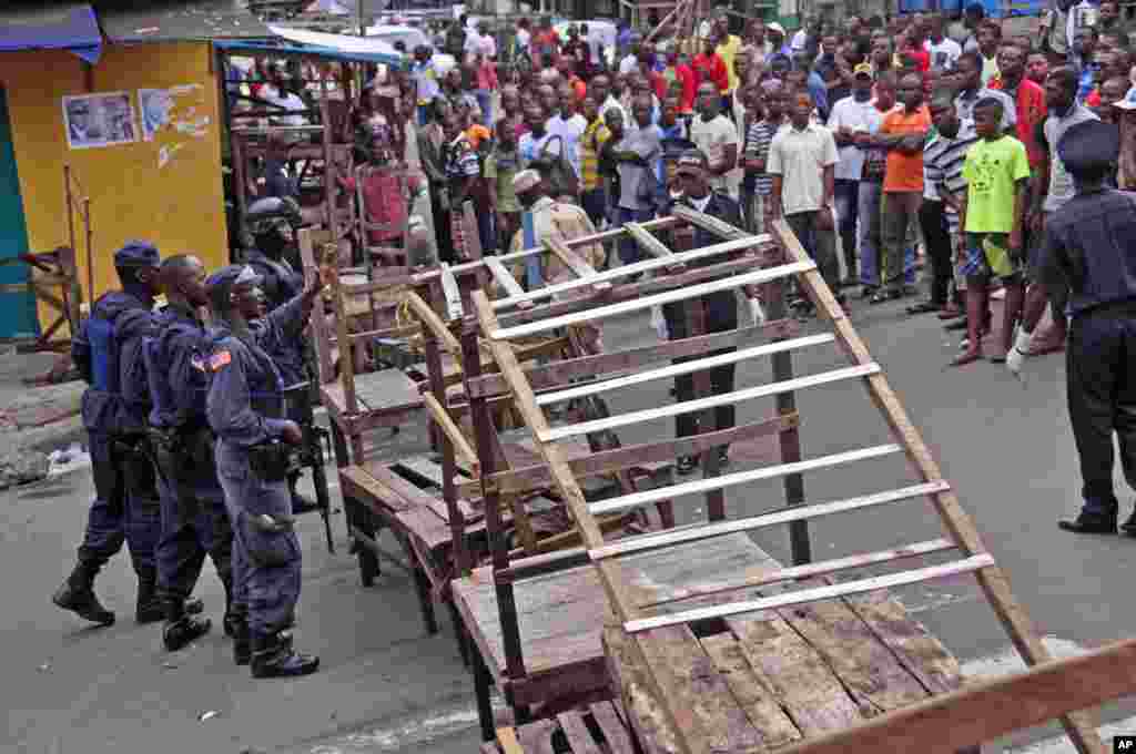 Liberia security forces blockade an area around the West Point Ebola center as the government clamps down on the movement of people to prevent the spread of the Ebola virus, Monrovia, Liberia, Aug. 20, 2014.
