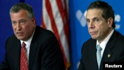 Walikota New York Bill de Blasio (kiri) dan Gubernur New York Andrew Cuomo memberikan keterangan pers soal perkembangan kasus ebola di rumahs sakit Bellevue (23/10).