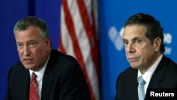 Le maire de New-York, Bill de Blasio (à g.) et le gouverneur de l'Etat de New-York, Andrew Cuomo, discutant de la crise suscitée par le virus à Ebola