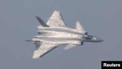 在中国珠海航展上的歼-20战机。（资料照片）