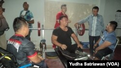 Menteri Pemuda dan Olahraga Imam Nahrawi (dua dari kanan-baju batik) berdialog dengan para atlet di pelatnas Asian paragames 2018. (VOA/Yudha Satriawan) 