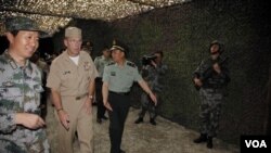 Laksamana Mike Mullen (tengah) saat melakukan kunjungan ke pangkalan AL Tiongkok dekat Hangzhou (12/7).