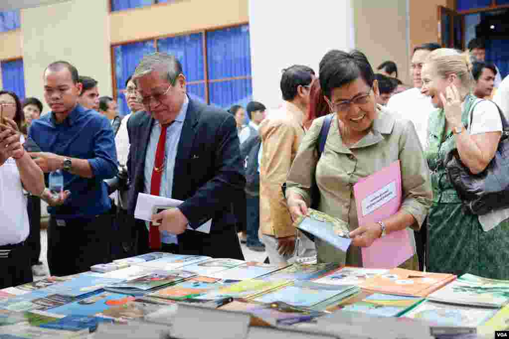 អ្នកស្រី ភឿង សកុណា រដ្ឋមន្ត្រីក្រសួងវប្បធម៌ និងវិចិត្រសិល្បៈ ទស្សនាពិពណ៌សៀវភៅ ក្នុងទិវាអំណានជាតិលើកទី២ នៅវិទ្យាស្ថានជាតិអប់រំ​ នាថ្ងៃទី ១១ ខែមីនា ឆ្នាំ ២០១៧​ (ខាន់ សុគុំមនោ/VOA)។