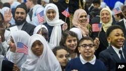 Murid-murid Sekolah Al-Rahmah dan para tamu lainnya setelah bertemu Presiden saat itu, Brack Obama, di Islamic Society of Baltimore, Februari 2016. (AP/Pablo Martinez Monsivais) 