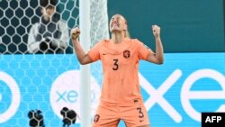 'Yar bayan Netherlands #03 Stefanie van der Gragt ta ke murna bayan tashi daga wasansu da Portugal