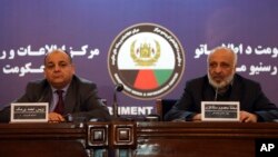 Masoom Stanekzai, Kepala Intelijen Afghanistan (kanan), dan Wais Ahmad Barmak, Menteri Dalam Negeri Afghanistan (kiri) memberikan keterangan kepada media dalam konferensi pers bersama di Kabul, Afghanistan, Kamis, 1 Februari 2018.