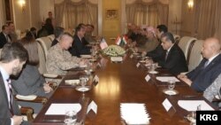 Menteri Pertahanan AS Ash Carter bertemu dengan Presiden kawasan Kurdistan Masoud Barzani