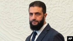 Pemimpin de facto Suriah Ahmad al-Sharaa, sebelumnya dikenal sebagai Abu Mohammed al-Golani, di Damaskus, 28 Desember 2024. (Foto: AP)