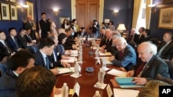 美国国会众议员Bill Pascrell的办公室提供的照片上，他和其他议员们与中国代表团讨论美中贸易（2018年5月）。