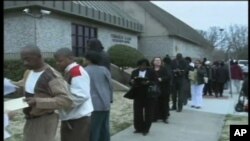 Des chômeurs attendant d'entrer dans un bureau d'embauche.
