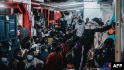 Ratusan imigran berjejal di dek kapal Ocean Viking milik organisasi kemanusiaan, SOS Mediterranee, setelah diselamatkan saat terkatung-katung di lepas pantai Libya, 6 Juli 2021.